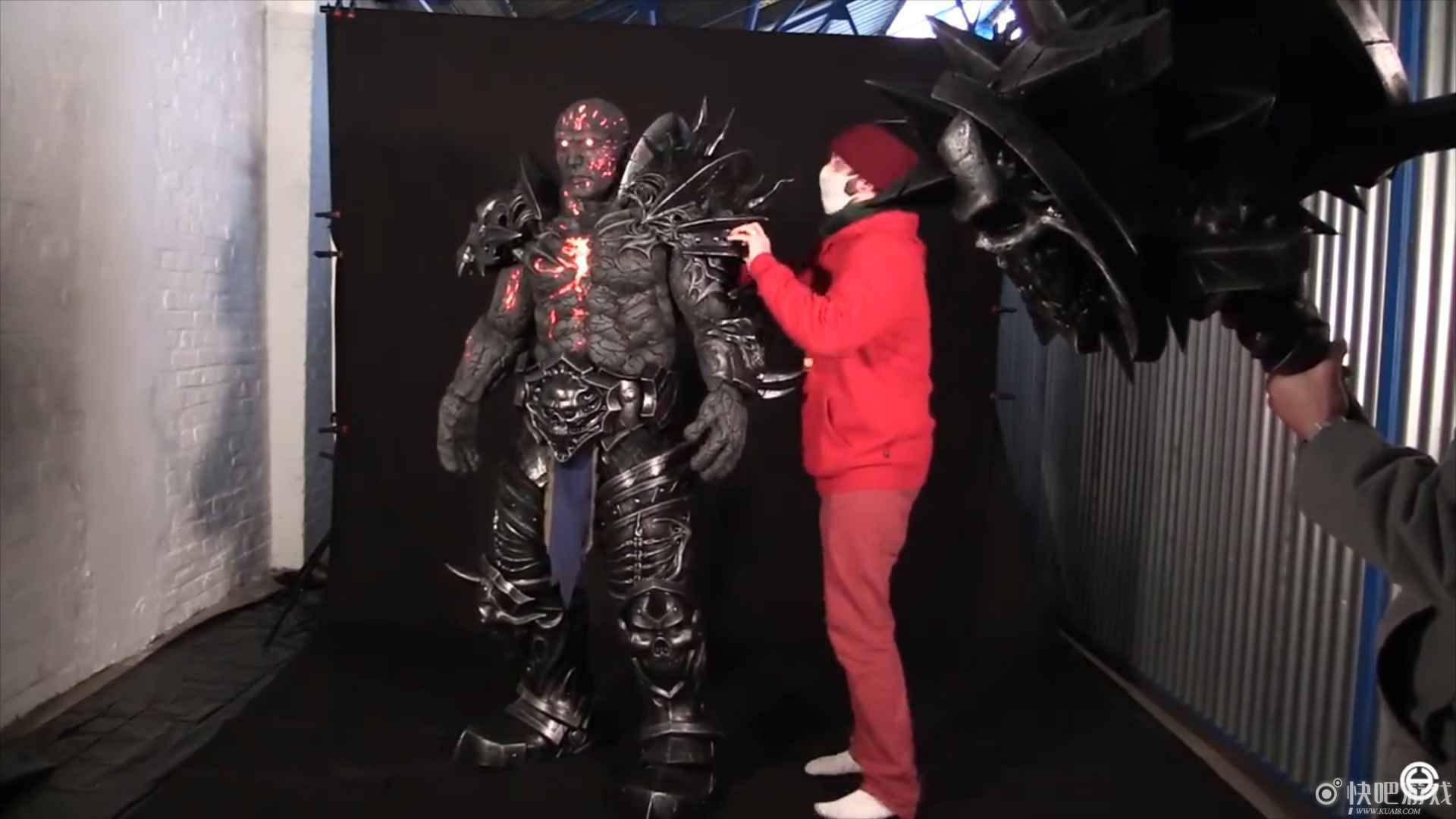《魔兽世界》伯瓦尔大神级COS展示及幕后 胸口会冒烟就离谱