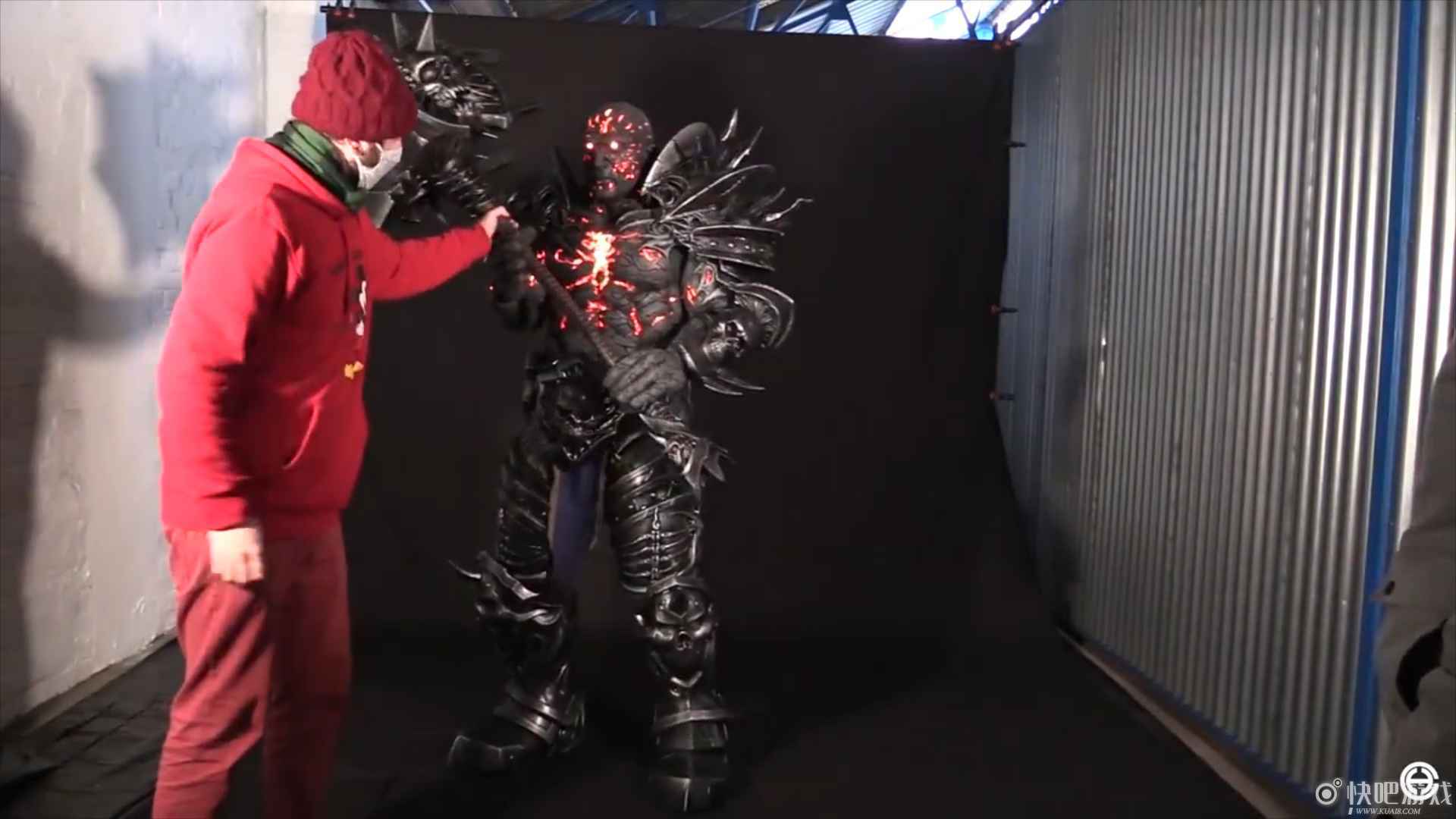 《魔兽世界》伯瓦尔大神级COS展示及幕后 胸口会冒烟就离谱