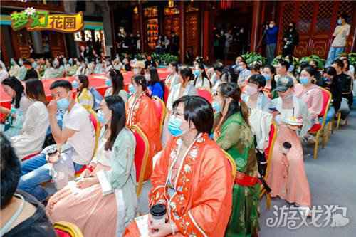 段奥娟赖美云合体现身 梦幻花园春日游园会今日开启