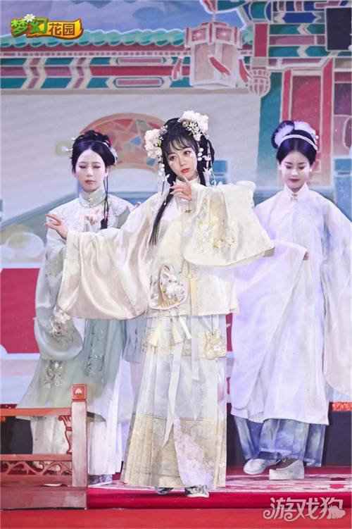 段奥娟赖美云合体现身 梦幻花园春日游园会今日开启