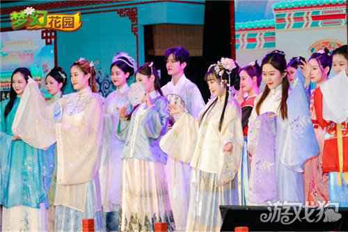 段奥娟赖美云合体现身 梦幻花园春日游园会今日开启